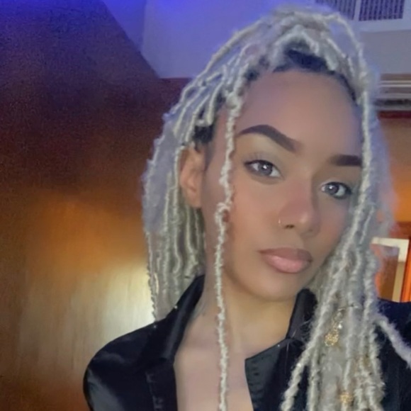 Meet your Posher, Larae - Picture 1 of 1